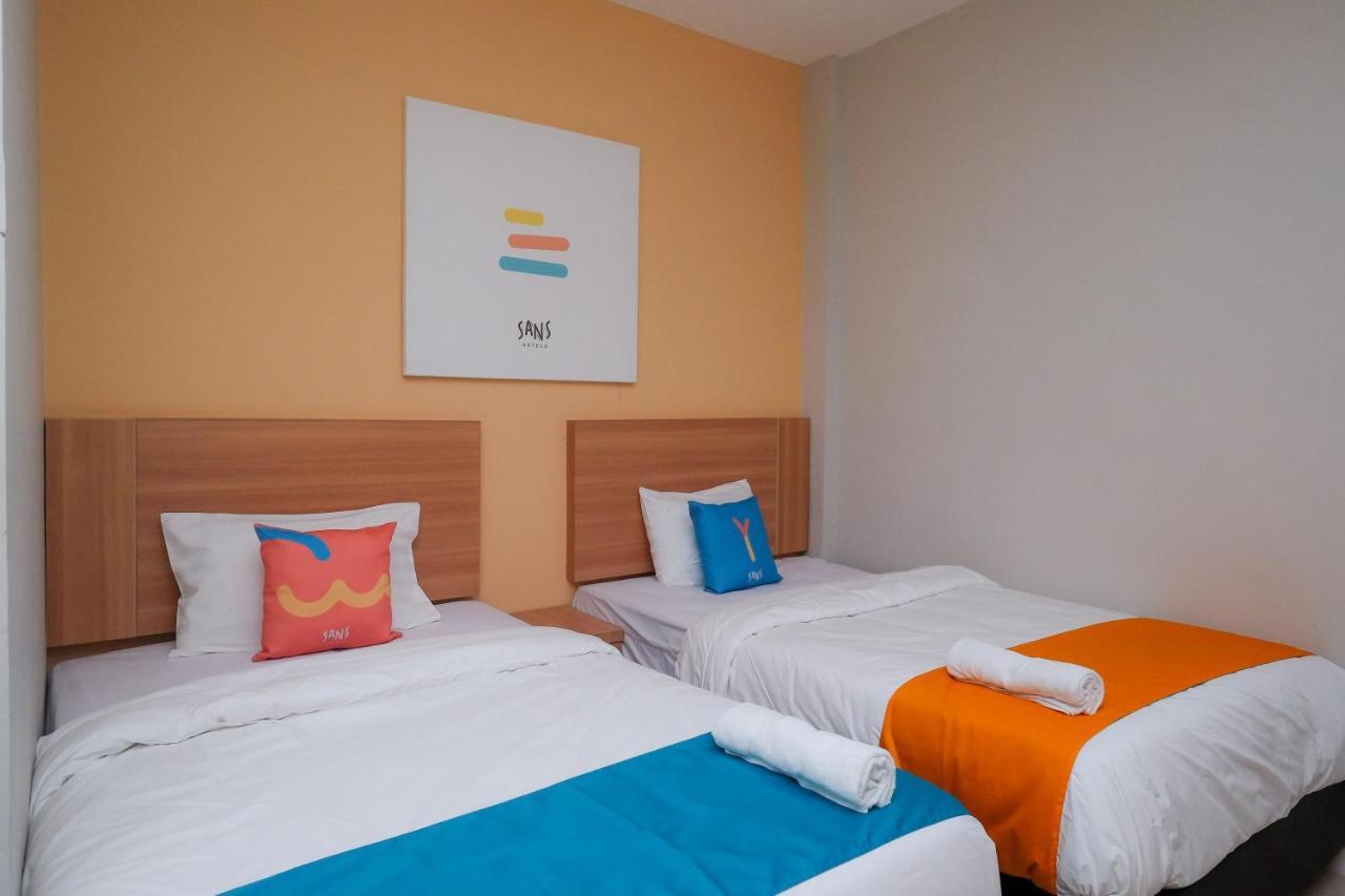 Sans Hotel Tiga Putri Semarang By Reddoorz Extérieur photo