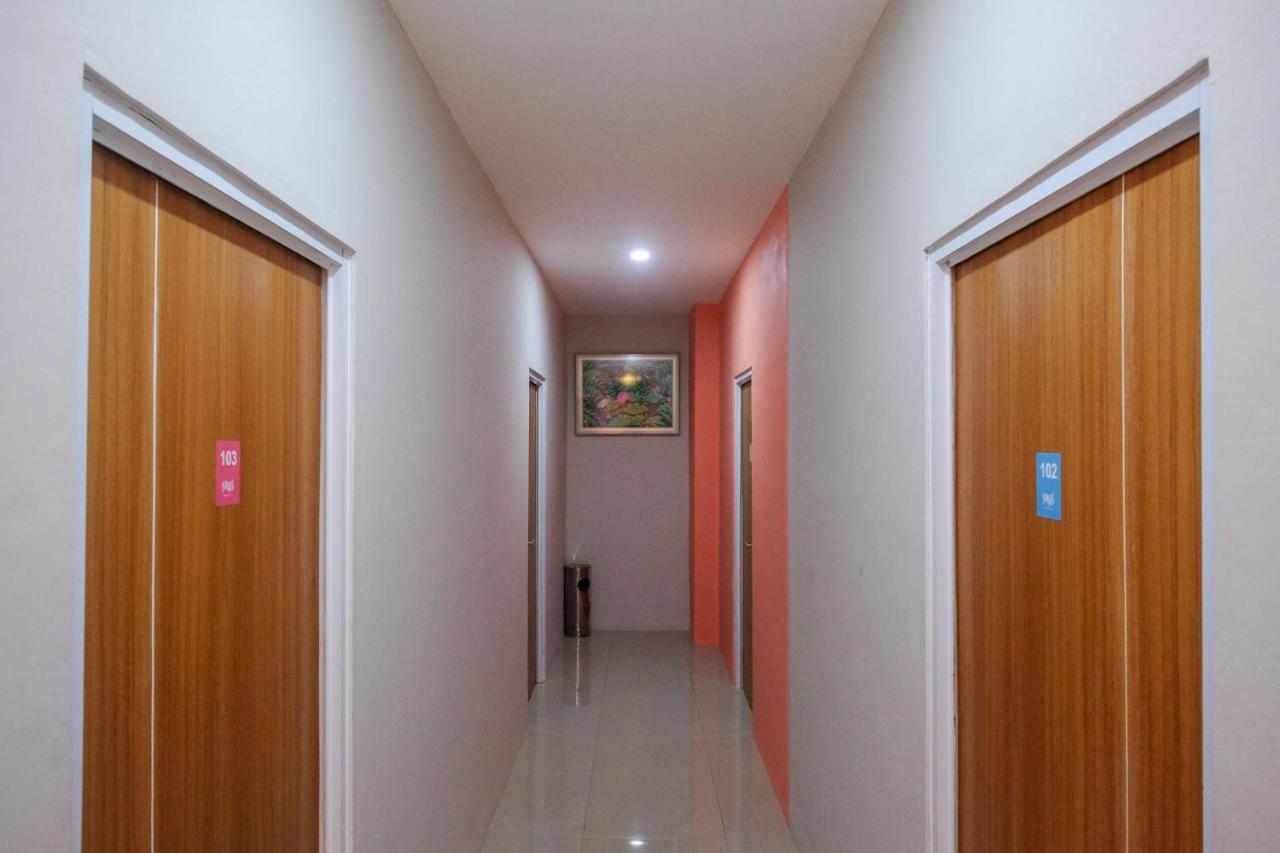 Sans Hotel Tiga Putri Semarang By Reddoorz Extérieur photo