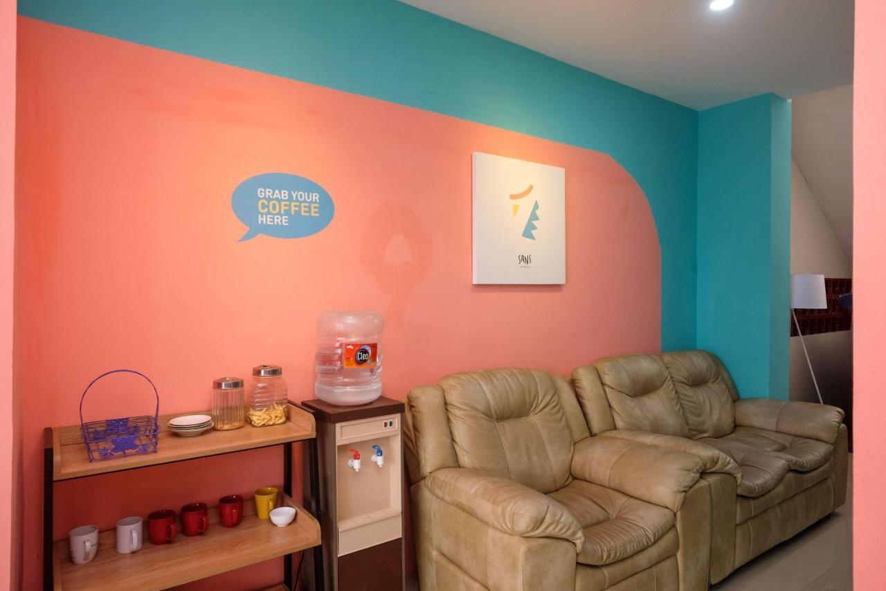Sans Hotel Tiga Putri Semarang By Reddoorz Extérieur photo