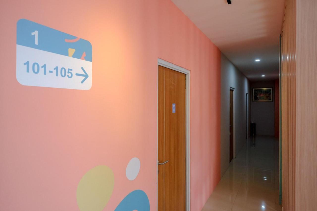 Sans Hotel Tiga Putri Semarang By Reddoorz Extérieur photo
