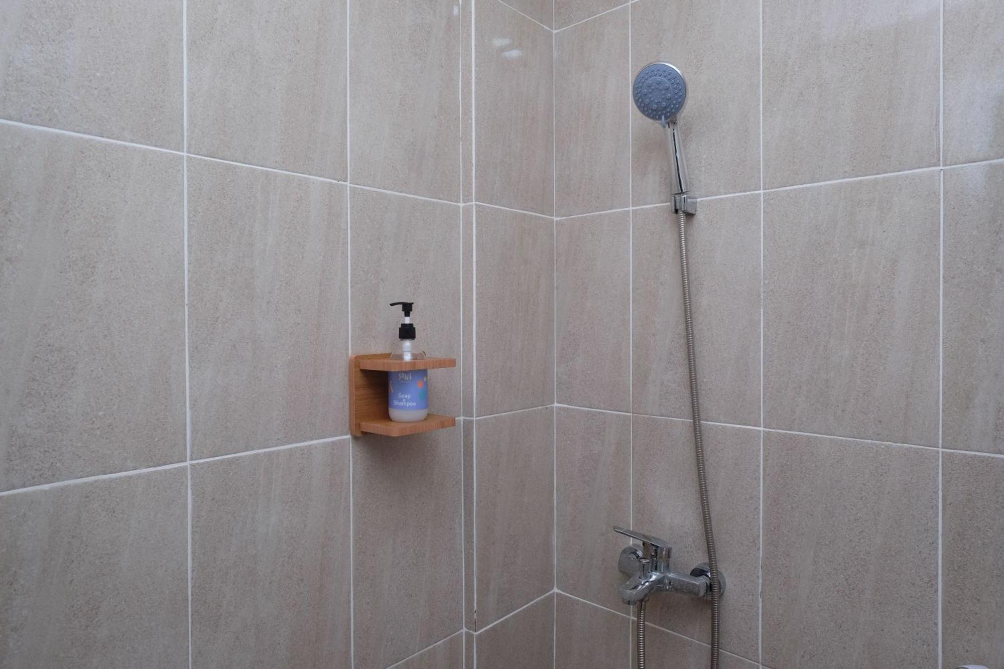 Sans Hotel Tiga Putri Semarang By Reddoorz Chambre photo