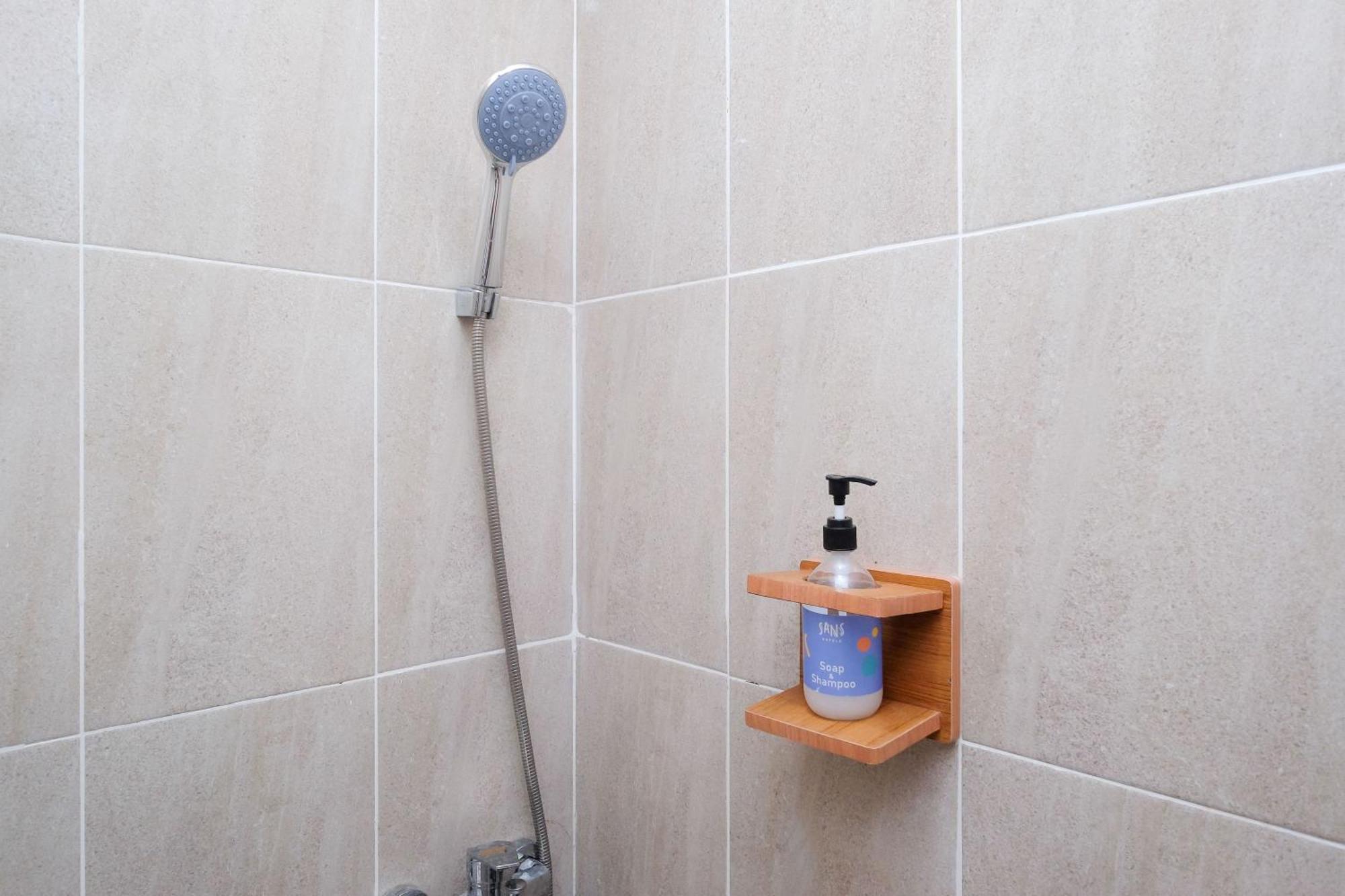 Sans Hotel Tiga Putri Semarang By Reddoorz Chambre photo